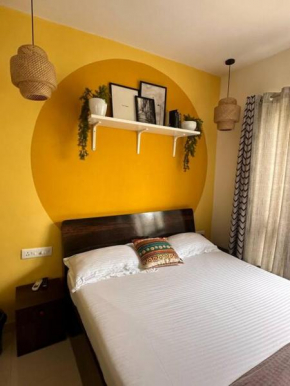 Sunflower Pvt Studio Room in Koregaon Park with AC WiFi Smart TV